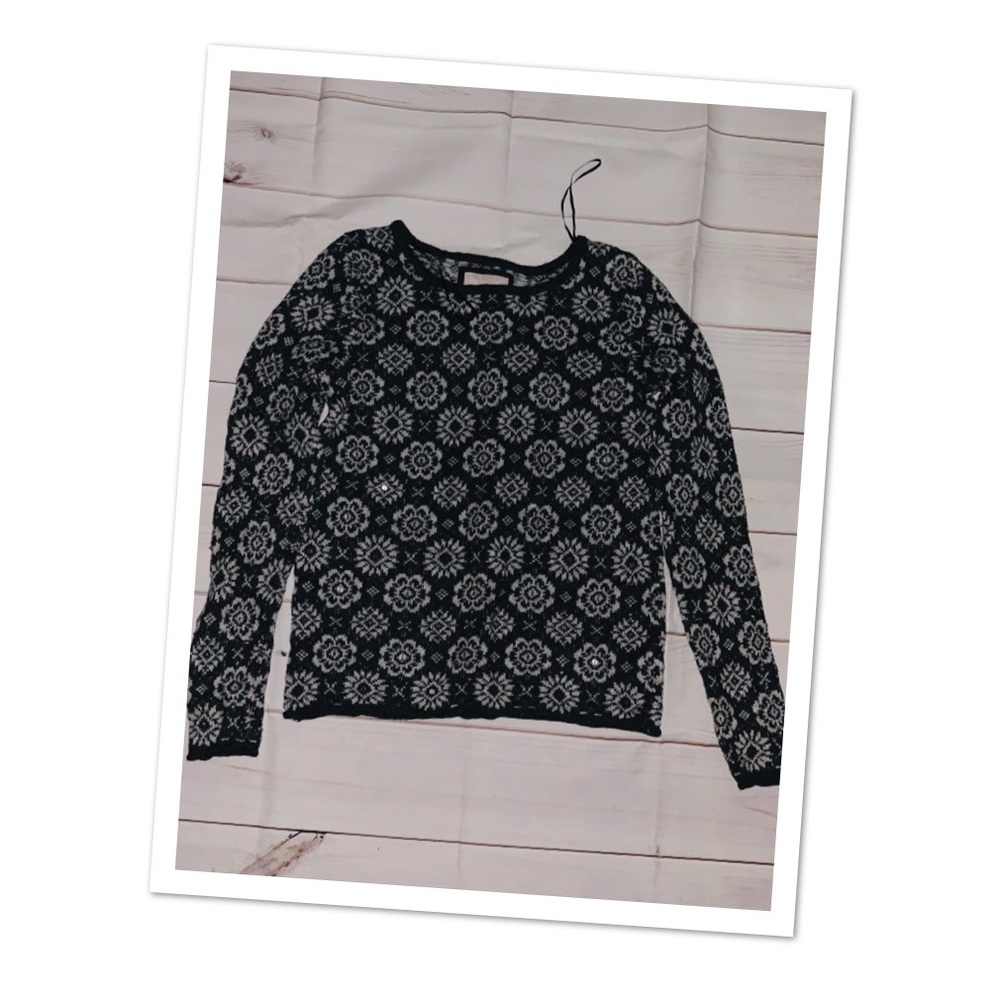 Woman’s long sleeved sweater. LIGHTLY WORN !!